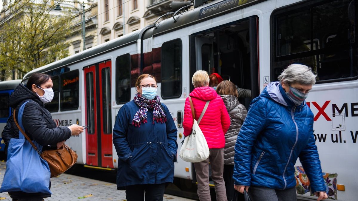 Rouškové incidenty v Polsku: zadržený kněz i napadená řidička tramvaje
